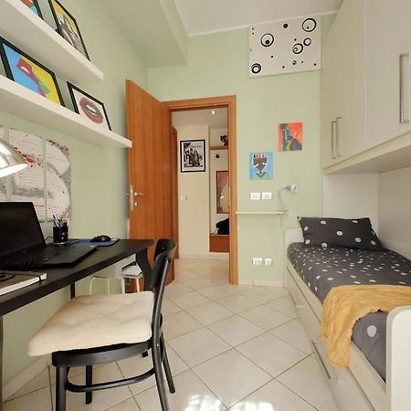 Relax Rome With 2 Balconies - 2 Bedroom Flat, 3Rd Floor With Lift, High Comfort, Quite, A Walk From Urban Train Station Gemelli And Metro A Stops Battistini & Cornelia Connecting To Center In 20 Minutes, 2 Steps From Bus Stop, Cycle Path, Groceries Ngoại thất bức ảnh