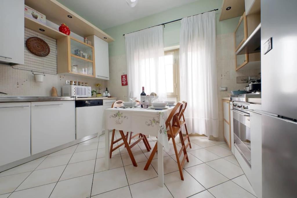 Relax Rome With 2 Balconies - 2 Bedroom Flat, 3Rd Floor With Lift, High Comfort, Quite, A Walk From Urban Train Station Gemelli And Metro A Stops Battistini & Cornelia Connecting To Center In 20 Minutes, 2 Steps From Bus Stop, Cycle Path, Groceries Ngoại thất bức ảnh
