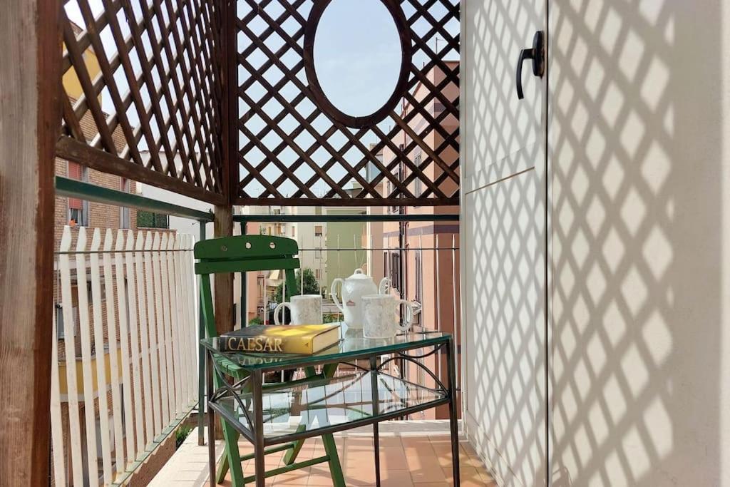 Relax Rome With 2 Balconies - 2 Bedroom Flat, 3Rd Floor With Lift, High Comfort, Quite, A Walk From Urban Train Station Gemelli And Metro A Stops Battistini & Cornelia Connecting To Center In 20 Minutes, 2 Steps From Bus Stop, Cycle Path, Groceries Ngoại thất bức ảnh