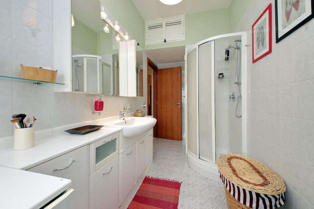 Relax Rome With 2 Balconies - 2 Bedroom Flat, 3Rd Floor With Lift, High Comfort, Quite, A Walk From Urban Train Station Gemelli And Metro A Stops Battistini & Cornelia Connecting To Center In 20 Minutes, 2 Steps From Bus Stop, Cycle Path, Groceries Ngoại thất bức ảnh