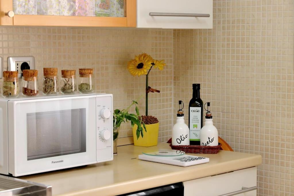 Relax Rome With 2 Balconies - 2 Bedroom Flat, 3Rd Floor With Lift, High Comfort, Quite, A Walk From Urban Train Station Gemelli And Metro A Stops Battistini & Cornelia Connecting To Center In 20 Minutes, 2 Steps From Bus Stop, Cycle Path, Groceries Ngoại thất bức ảnh