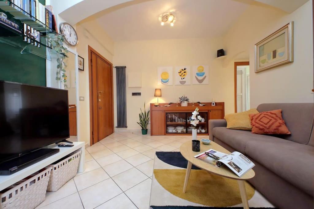 Relax Rome With 2 Balconies - 2 Bedroom Flat, 3Rd Floor With Lift, High Comfort, Quite, A Walk From Urban Train Station Gemelli And Metro A Stops Battistini & Cornelia Connecting To Center In 20 Minutes, 2 Steps From Bus Stop, Cycle Path, Groceries Ngoại thất bức ảnh