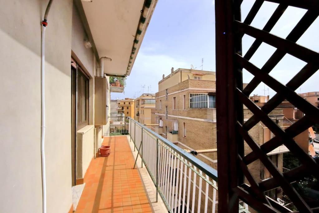 Relax Rome With 2 Balconies - 2 Bedroom Flat, 3Rd Floor With Lift, High Comfort, Quite, A Walk From Urban Train Station Gemelli And Metro A Stops Battistini & Cornelia Connecting To Center In 20 Minutes, 2 Steps From Bus Stop, Cycle Path, Groceries Ngoại thất bức ảnh